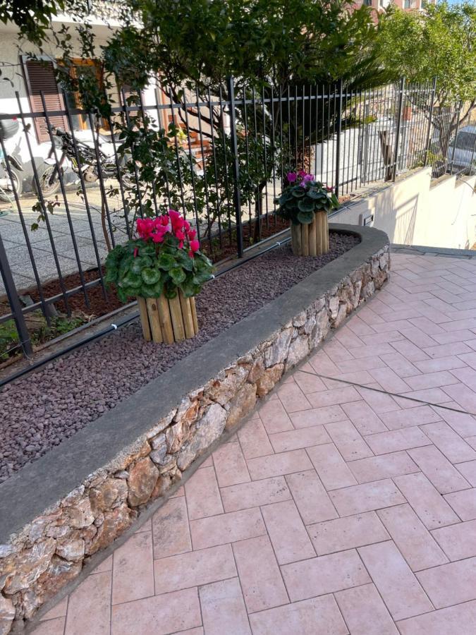 Apartment Aurora & Nicole Ideal Per Biker Con Terazza Vista Mare Parcheggio E Wi-Fi Gratuiti Пьетра-Лигуре Экстерьер фото