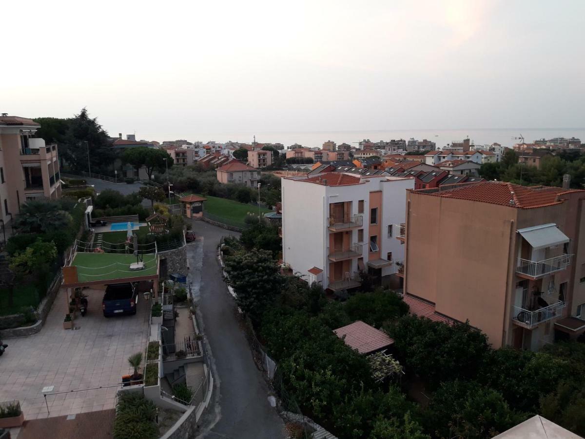 Apartment Aurora & Nicole Ideal Per Biker Con Terazza Vista Mare Parcheggio E Wi-Fi Gratuiti Пьетра-Лигуре Экстерьер фото